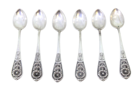 Conjunto de seis colheres de café em prata com relevos florais nos cabos